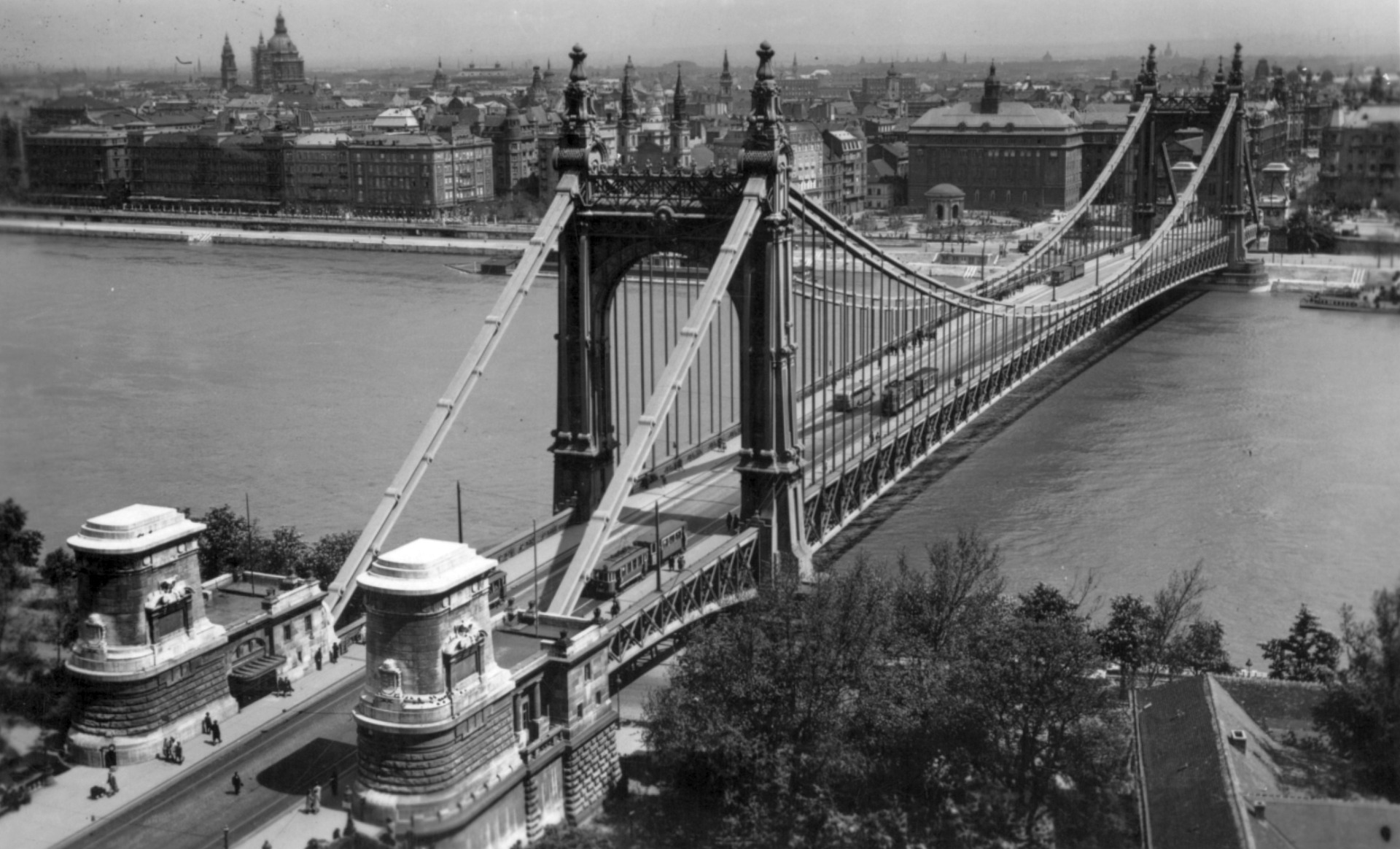 A regény egy helyszíne, a régi Erzsébet híd (Fortepan / Jáki László)